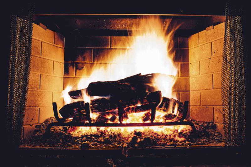 Flambée dans un foyer de cheminée
