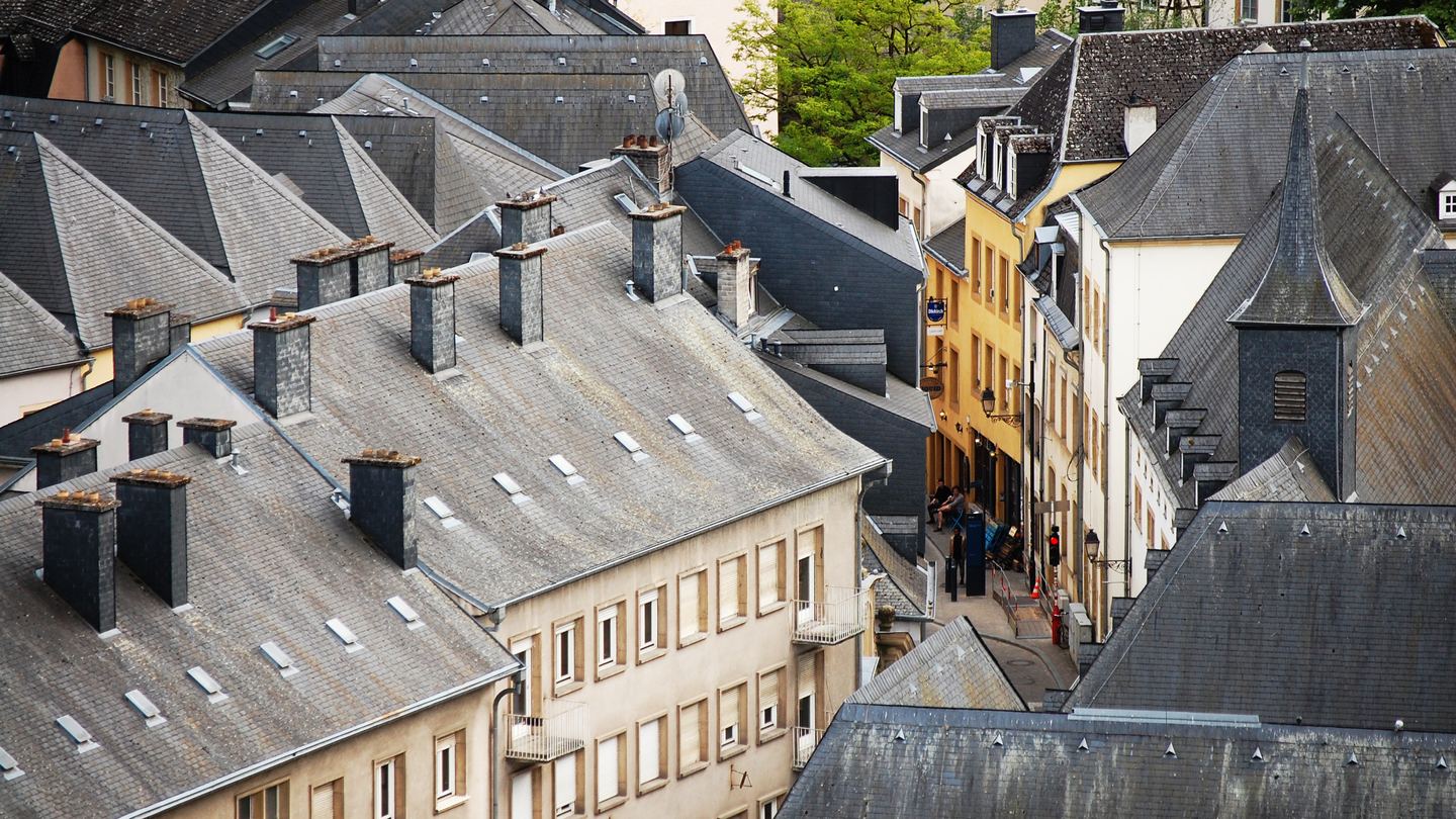 Toitures en ardoise et souches de cheminée d'un centre ancien